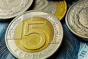Setki tysięcy Polaków otrzymały nowe świadczenie. Co z resztą?-3952