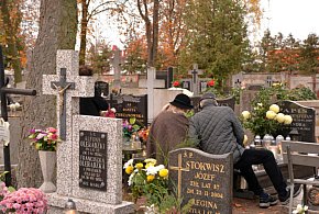 Savoir-vivre na 1 listopada. Jak się zachować podczas wizyty na cmentarzu?-4580